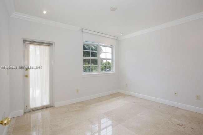 Building Photo - 592 Fernwood Rd