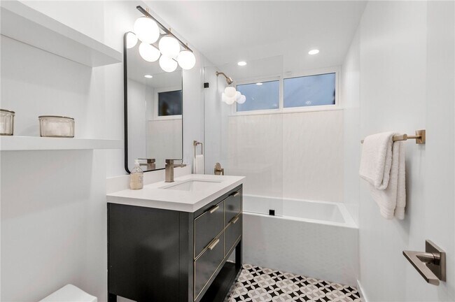 Building Photo - 816 The Strand