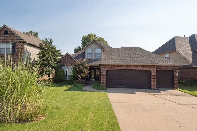 Building Photo - Spacious 4 Bedroom + Bonus Room & Office