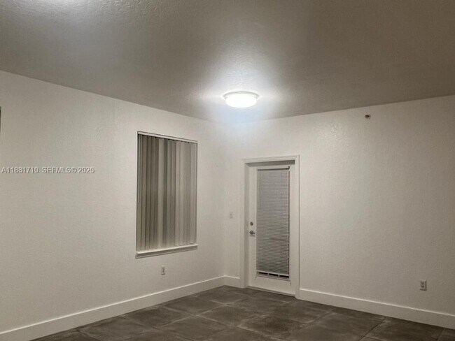 Building Photo - 6692 W Sample Rd