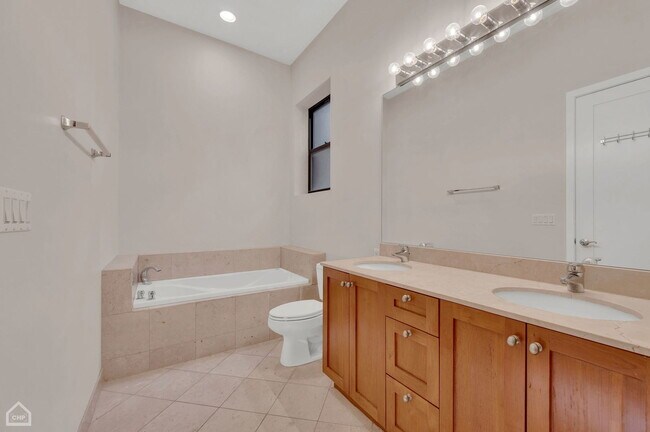 Building Photo - 1843 W North Ave