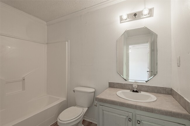 Building Photo - 112 Varsity Dr