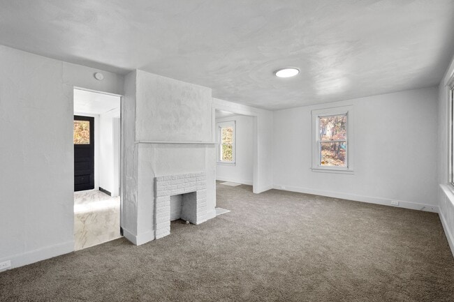 Building Photo - OPEN HOUSE THIS TUESDAY 10/7 AT 6PM! MOVE ...