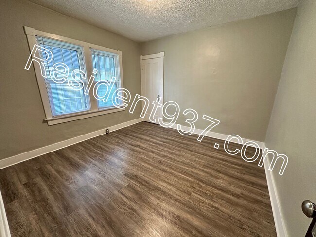 Building Photo - Updated 2 Bed 1 Bath home