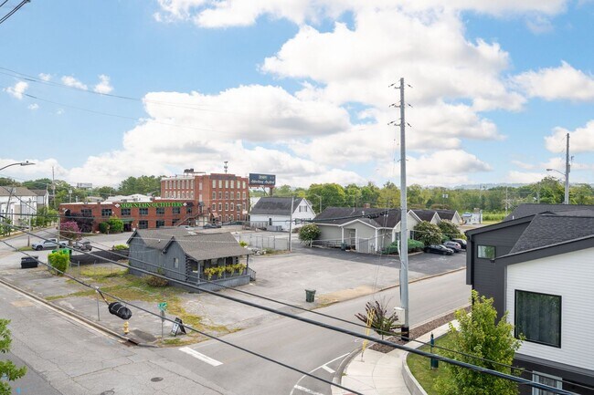 Building Photo - Location, Location , Location with this Beautiful Townhome