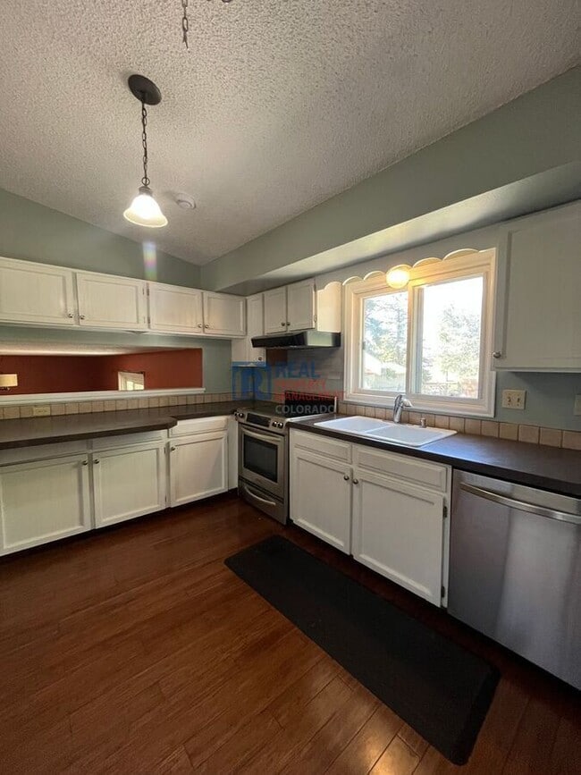 Building Photo - 3207 Camelot Dr