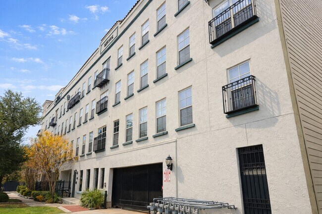 Building Photo - 2216 Chenevert St