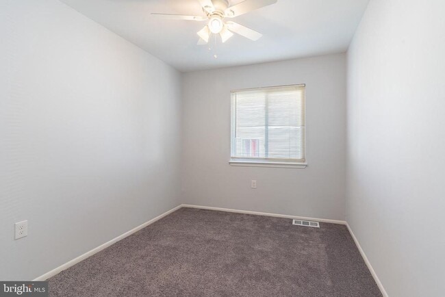 Building Photo - 8708 Village Square Dr