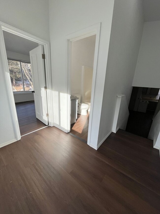 Building Photo - Rent Special - 3 Bed/2 Bath Duplex Apartment Near Downtown!