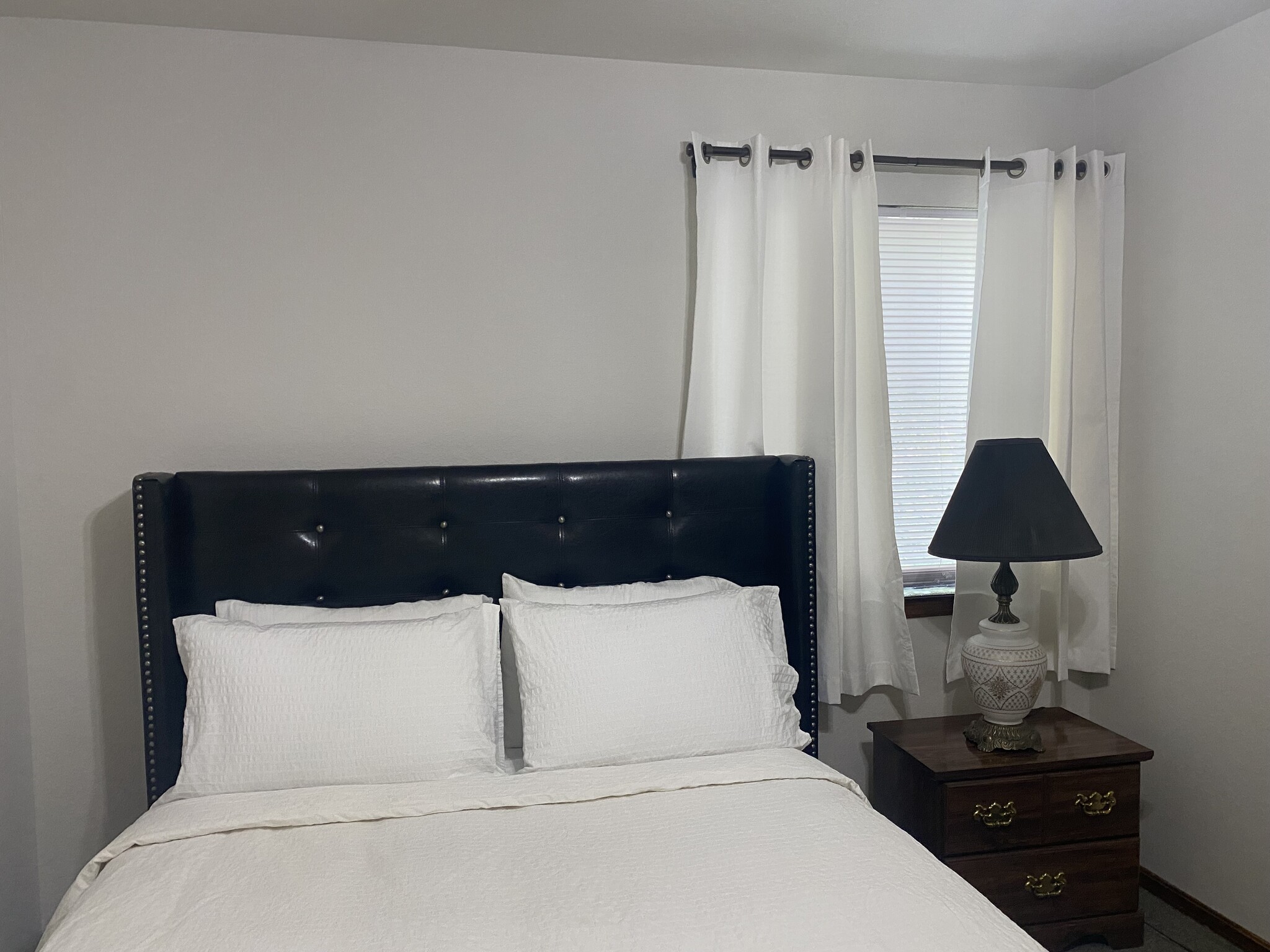 Master’s bedroom Furnished - 412 N Oakwood Rd