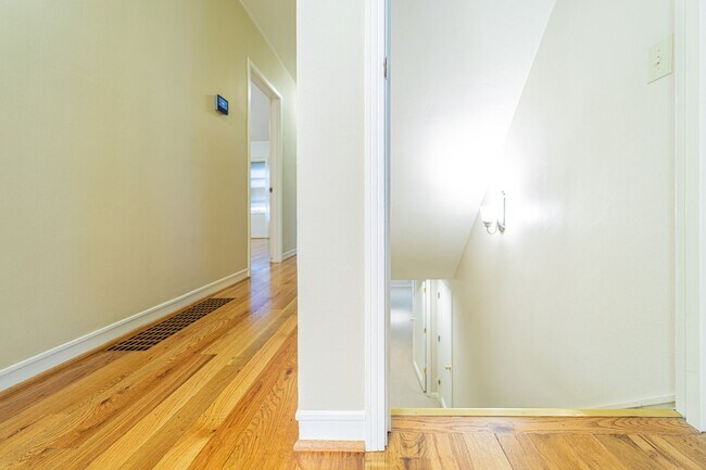 Building Photo - Charming and Well-Maintained Home in a Serene Neighborhood