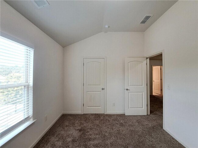 Building Photo - 867 Pine Ln