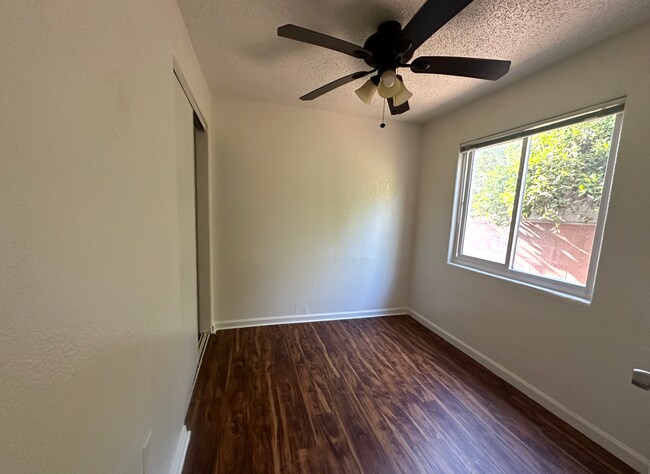 Building Photo - Charming 1 Bed 1 Bath Unit - Move in Speci...
