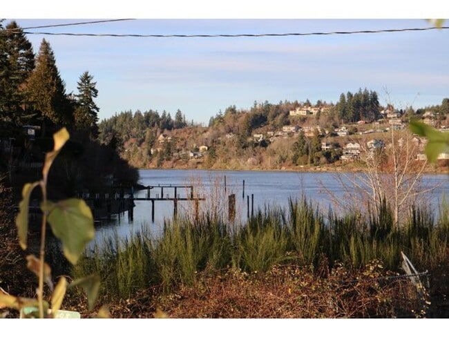 Building Photo - Large Bremerton Duplex Unit Available for ...