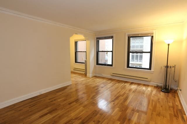 Building Photo - 430 W Roscoe St