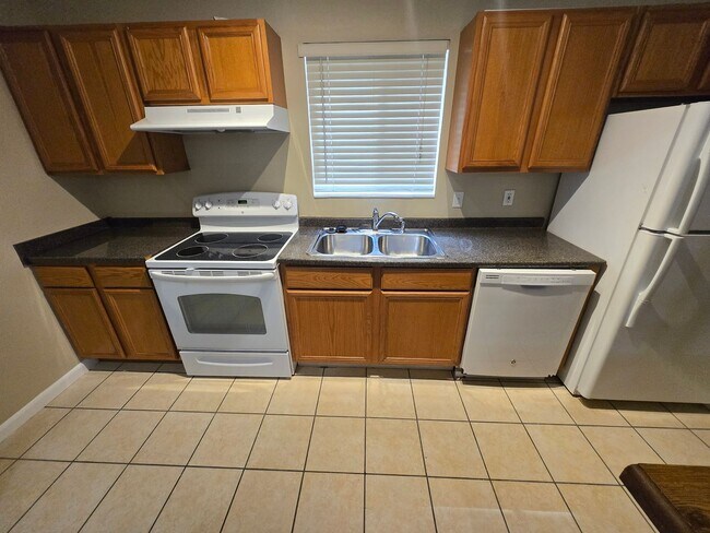 Building Photo - 2 bedroom, 2 bath/1st Floor Unit in Hawthorne Reserve