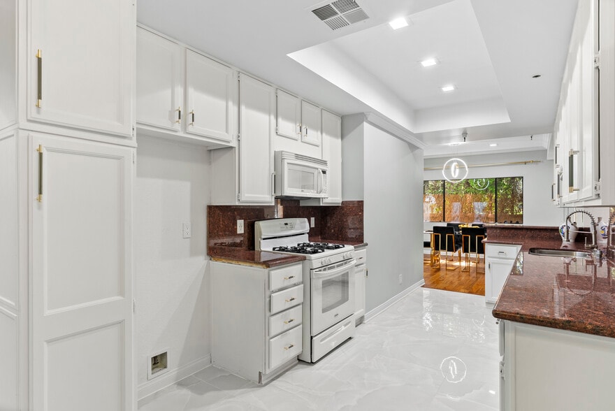 Building Photo - 14630 Dickens St