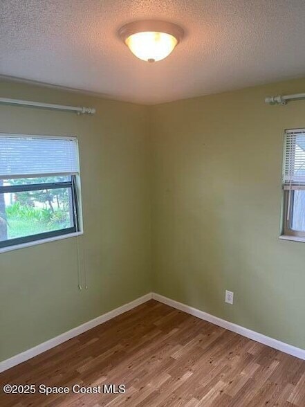 Building Photo - 978 Nagle Dr