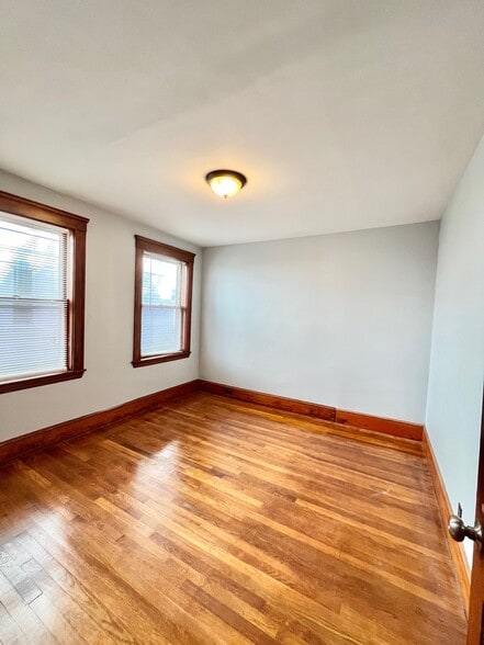 Building Photo - 65 Saxton St