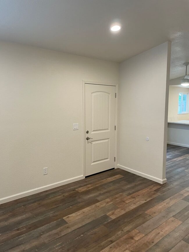 Building Photo - REMODELED DUPLEX CLOSE TO DOWNTOWN IN S. N...