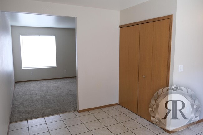Building Photo - 2 Bedroom, 1.5 Bath Townhouse Style Apartment