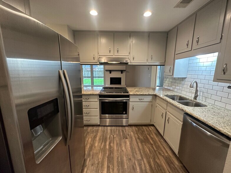 Building Photo - 105 Ivanhoe Dr