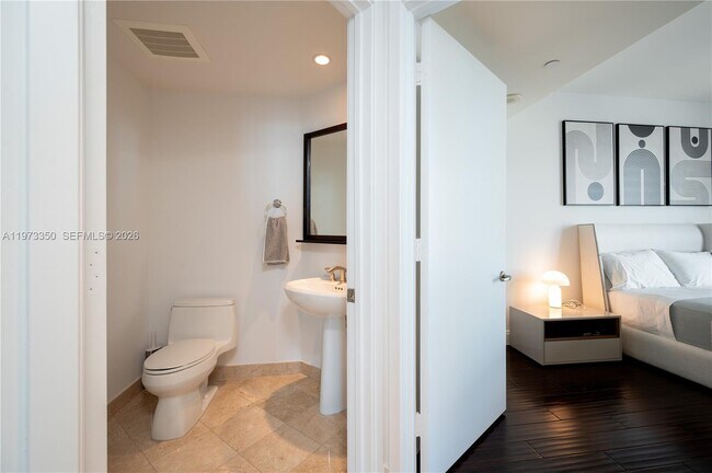 Building Photo - 1331 Brickell Bay Dr