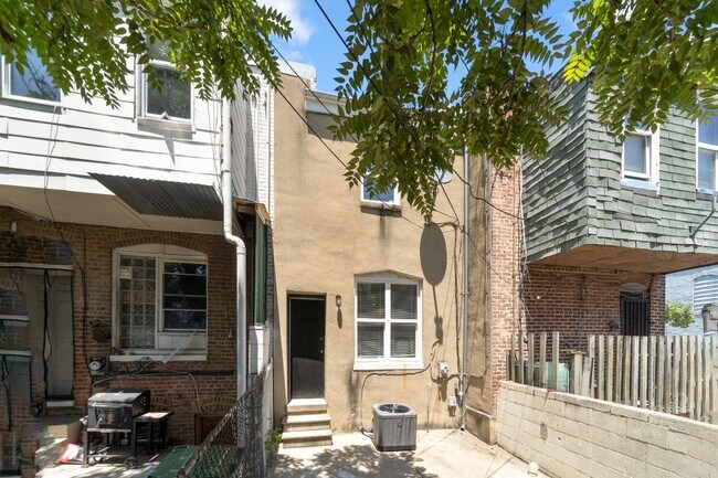 Building Photo - 2505 E Fayette St