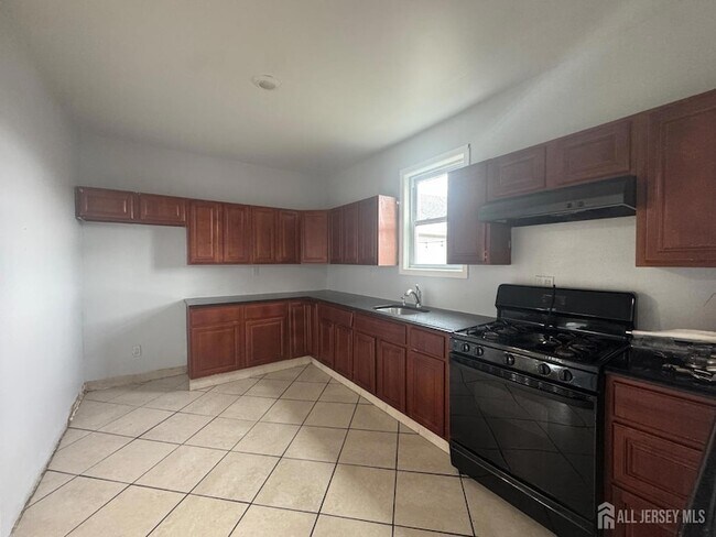 Building Photo - 556 Roosevelt Ave