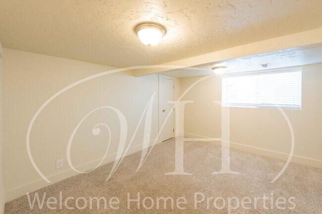 Building Photo - Sprawling 4 bed/2bath Craftsman Home