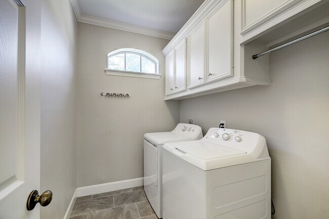 Building Photo - 18902 Mountain Spring Dr