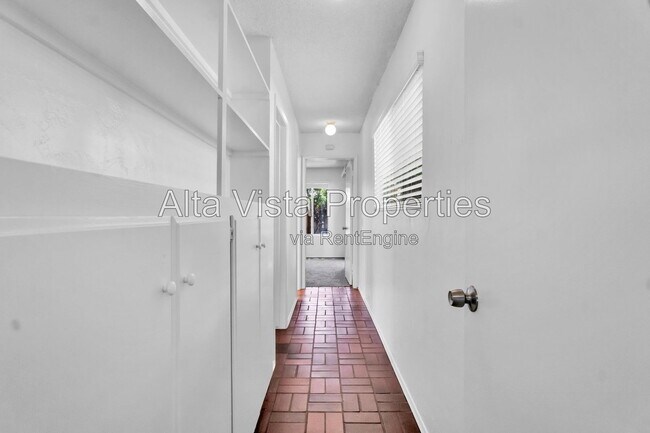 Building Photo - 325 Rosemont St