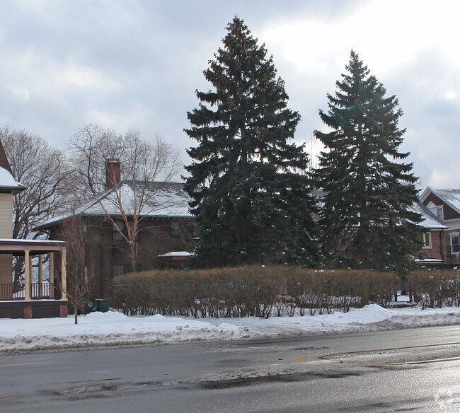 Building Photo - 1070 Lake Ave