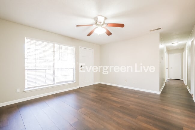 Building Photo - 8929 Ashwood Dr