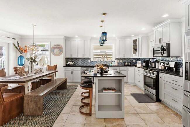 Building Photo - 4518 John Ave