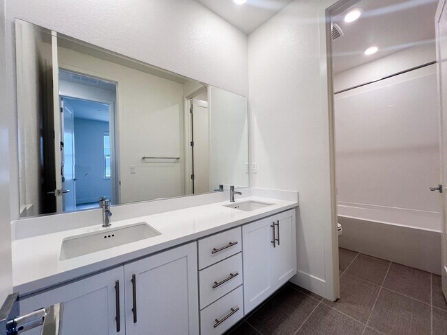 Building Photo - Newer Spacious 5 Bedroom Home Located in C...