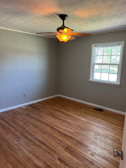 Building Photo - 864 Ashwood Dr