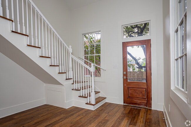 Building Photo - Uptown Renovated 1/1.5 apartment with Private Backyard