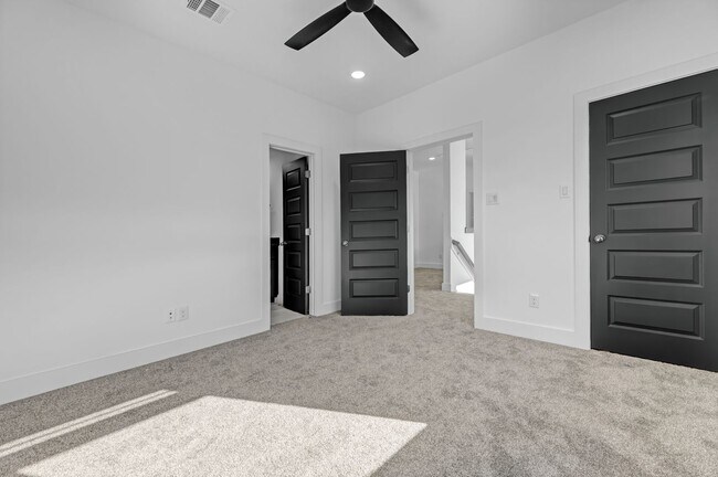 Building Photo - MOVE IN SPECIALS
