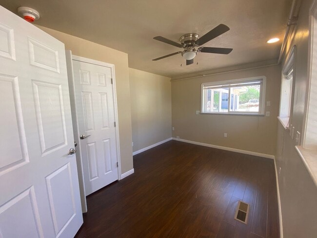 Building Photo - *utilities included* Three bedroom apartme...