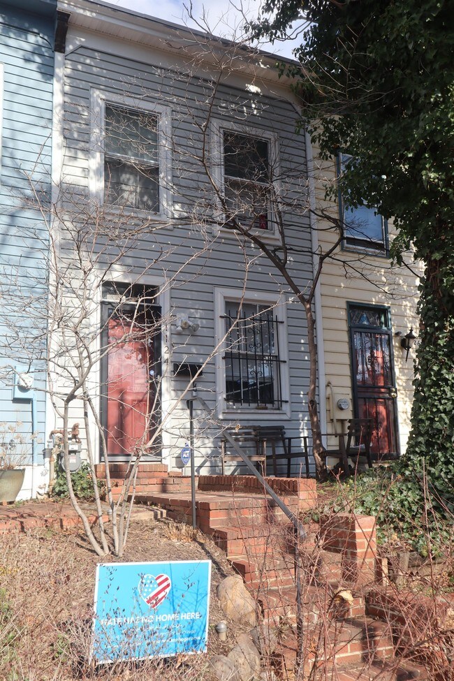 Primary Photo - 1124 C St NE
