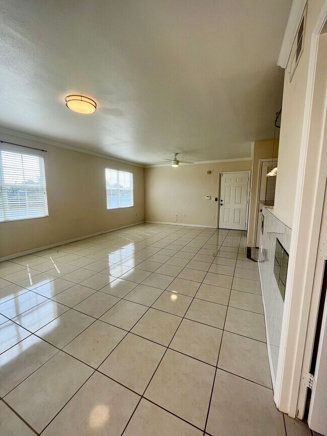 Building Photo - 2/2 with beautiful water view becoming available July 1st for an annual lease