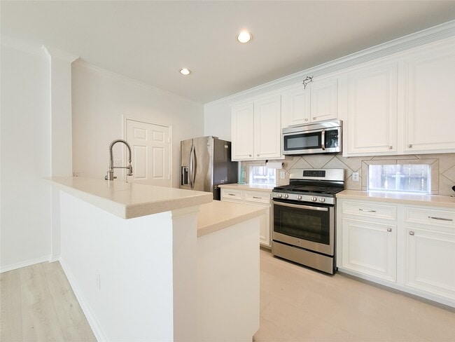 Building Photo - 75 Dennis St