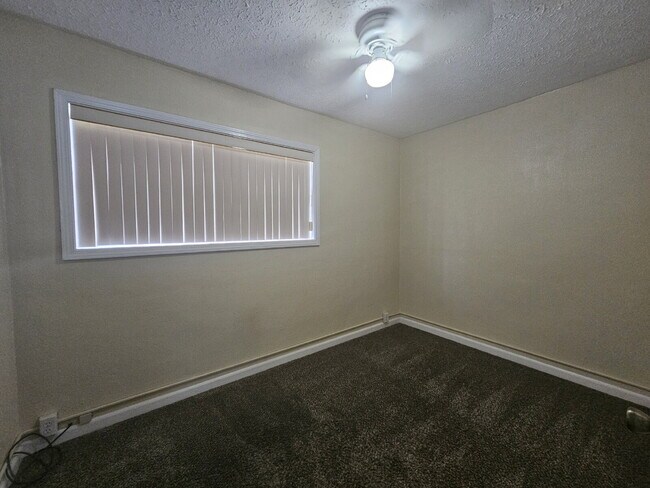 Building Photo - "Charming 3-Bedroom Retreat with Spacious Living"