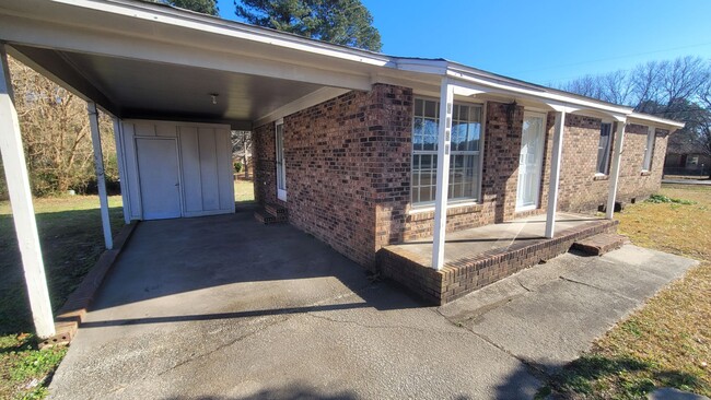 Building Photo - 3br Ranch home on large lot