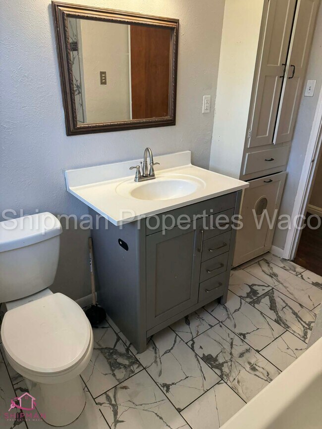 Building Photo - 3917 Maple Ave