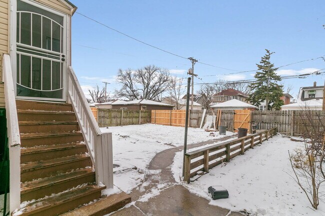 Building Photo - 1144 N Austin Blvd