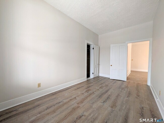 Building Photo - 516 Main St