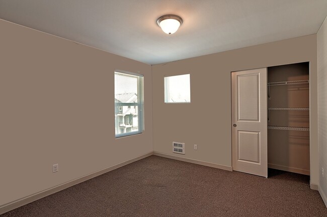 Building Photo - Luxury 4 Bdrm Townhome - Dual Primary Suites!