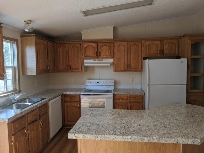 Building Photo - 73 Forest Dr